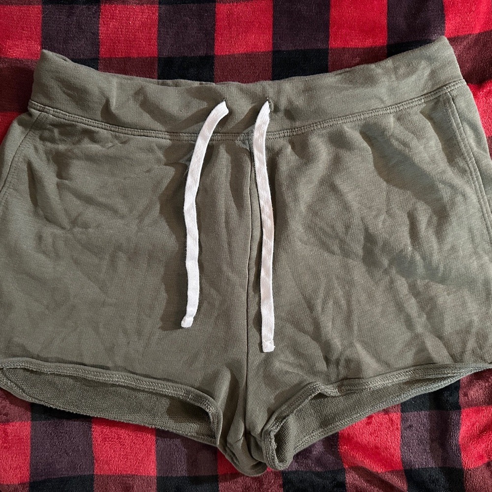 old navy shorts 💚